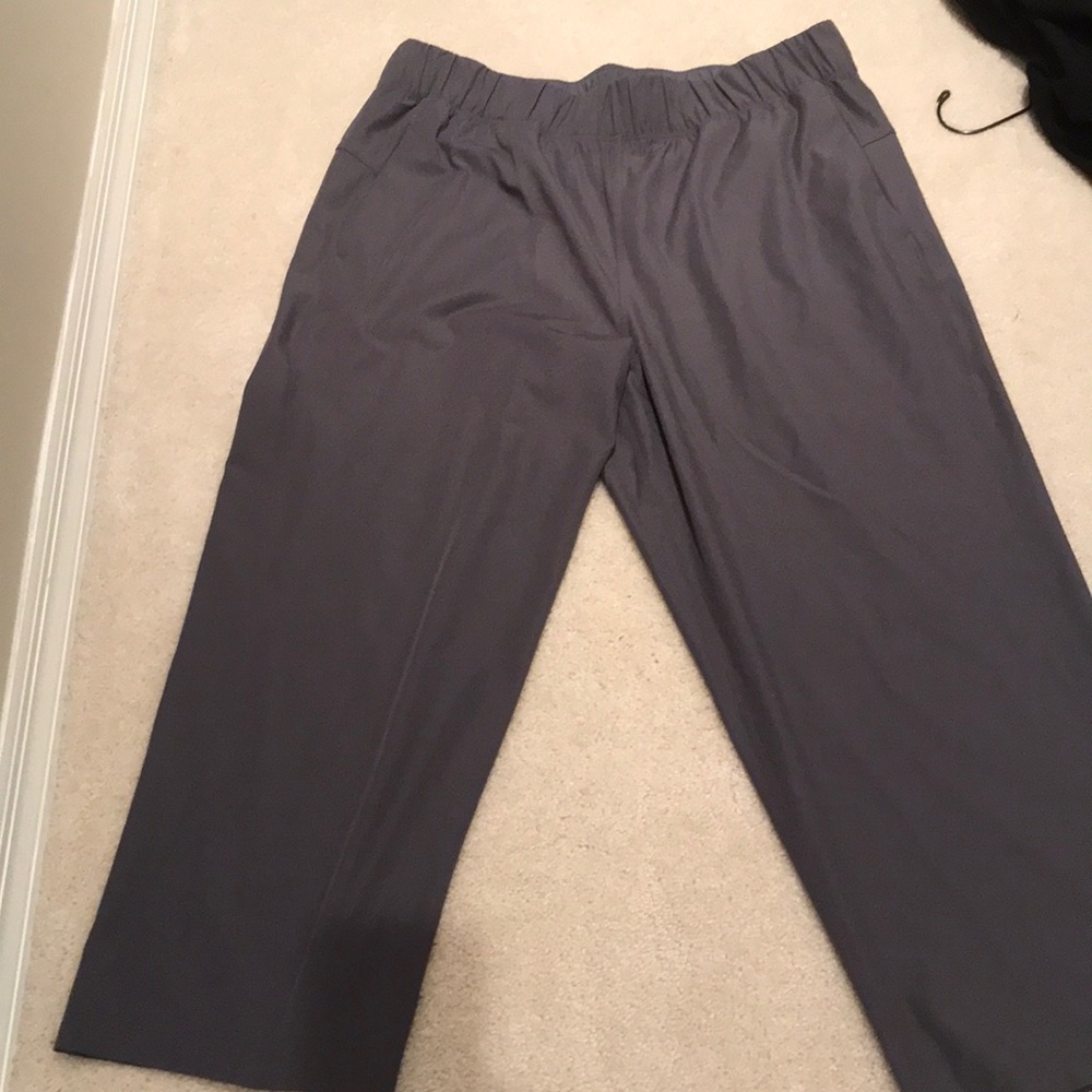 Lulu Lemon gray “travel” pants with a side zipper pocket Capri, wide leg